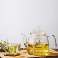 Bollitore per tè sicuro sul piano cottura per tè in fiore